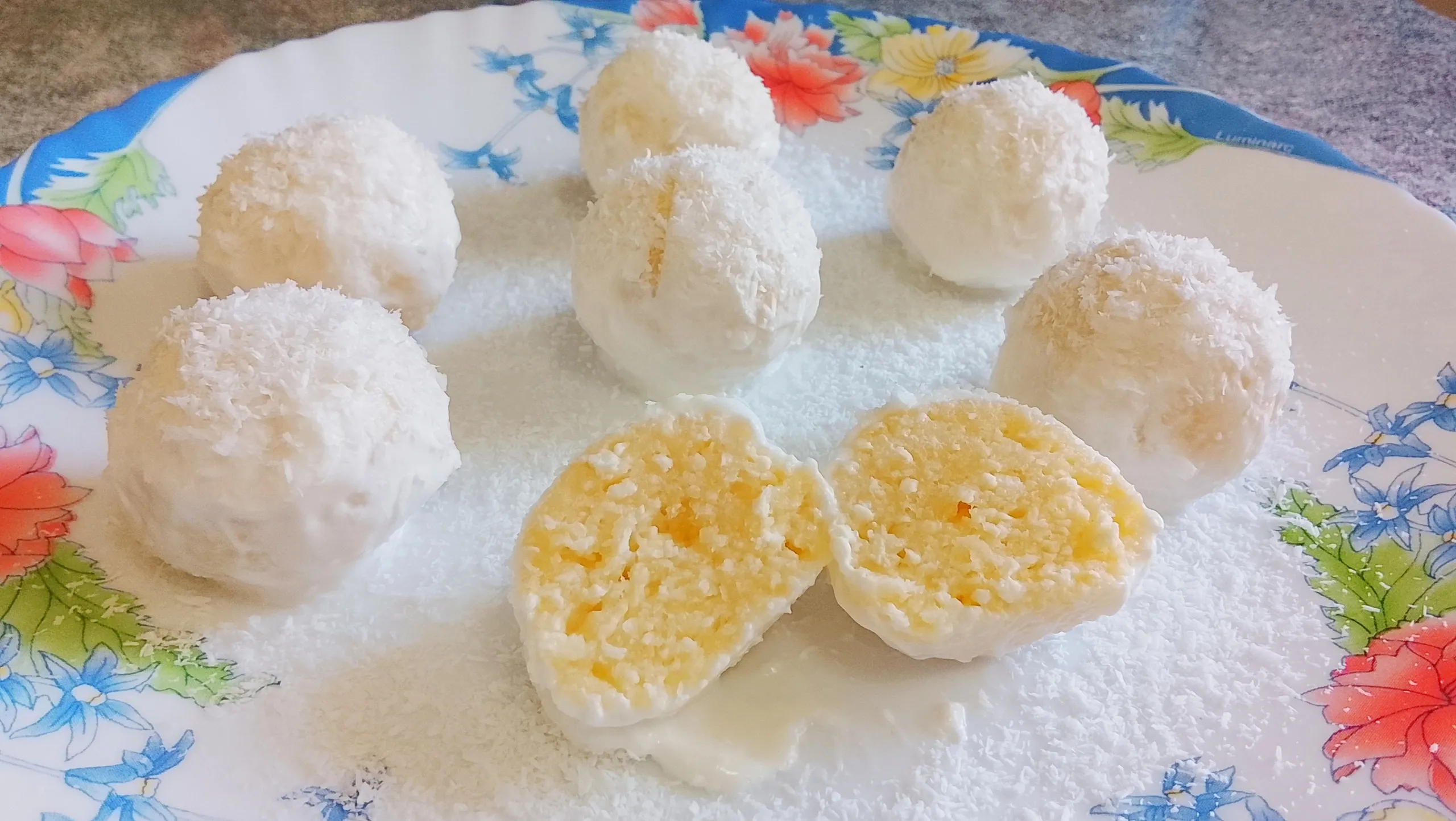 Кулинарное изделие из творога со сметаной декорированное кокосовой стружкой