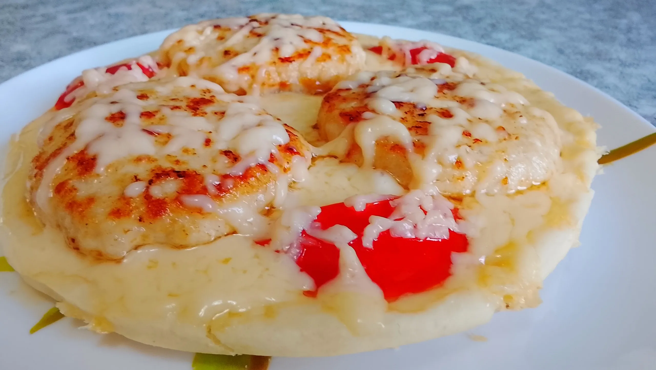 Открытый пирог с жареными котлетами из куриного филе с сыром и томатами