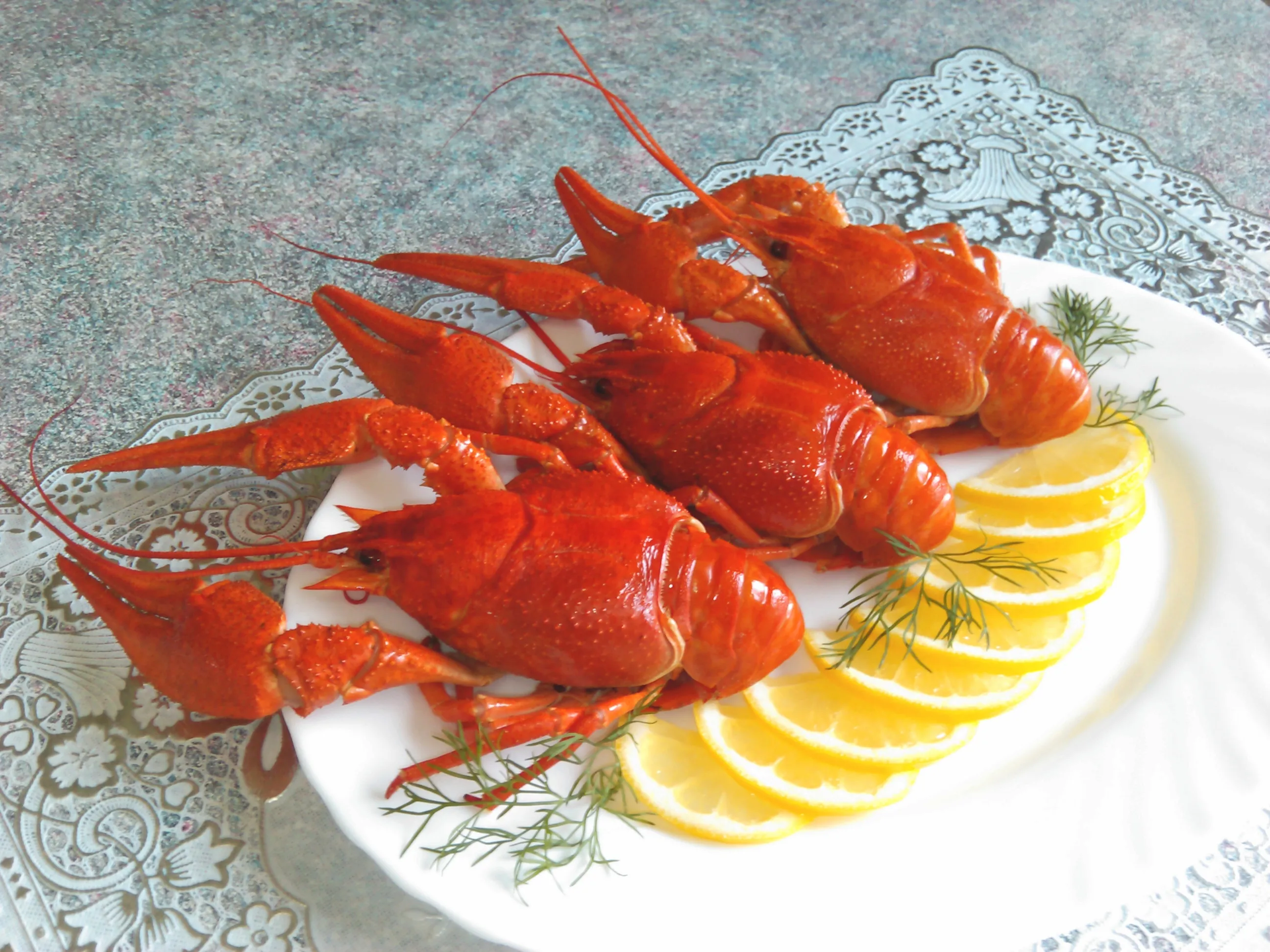 Раки вареные декорированные дольками лимона