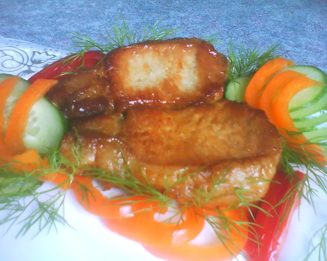 Свинина запечённая декорированная огурцами и сладким перцем