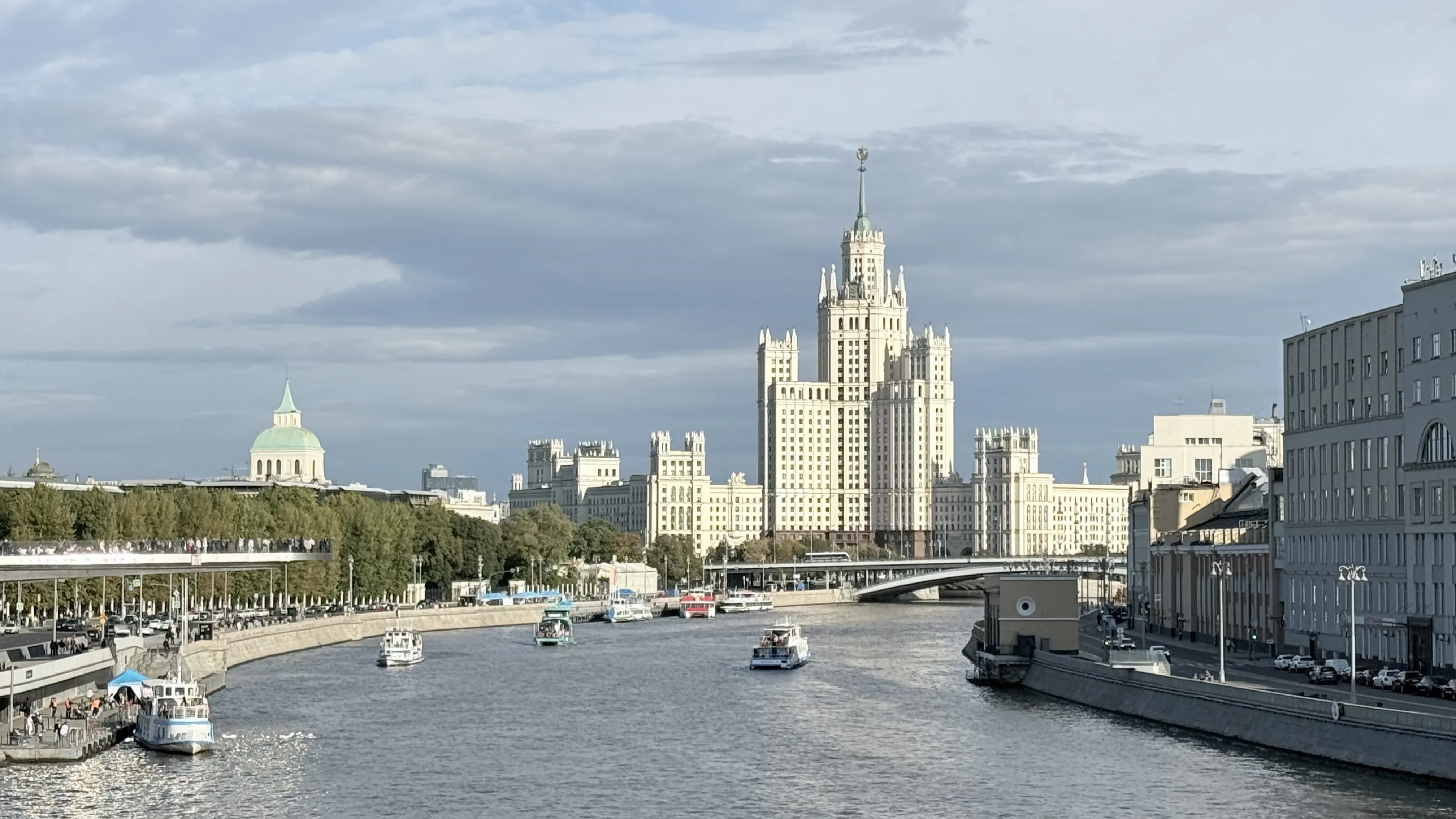 Высотка над рекой
