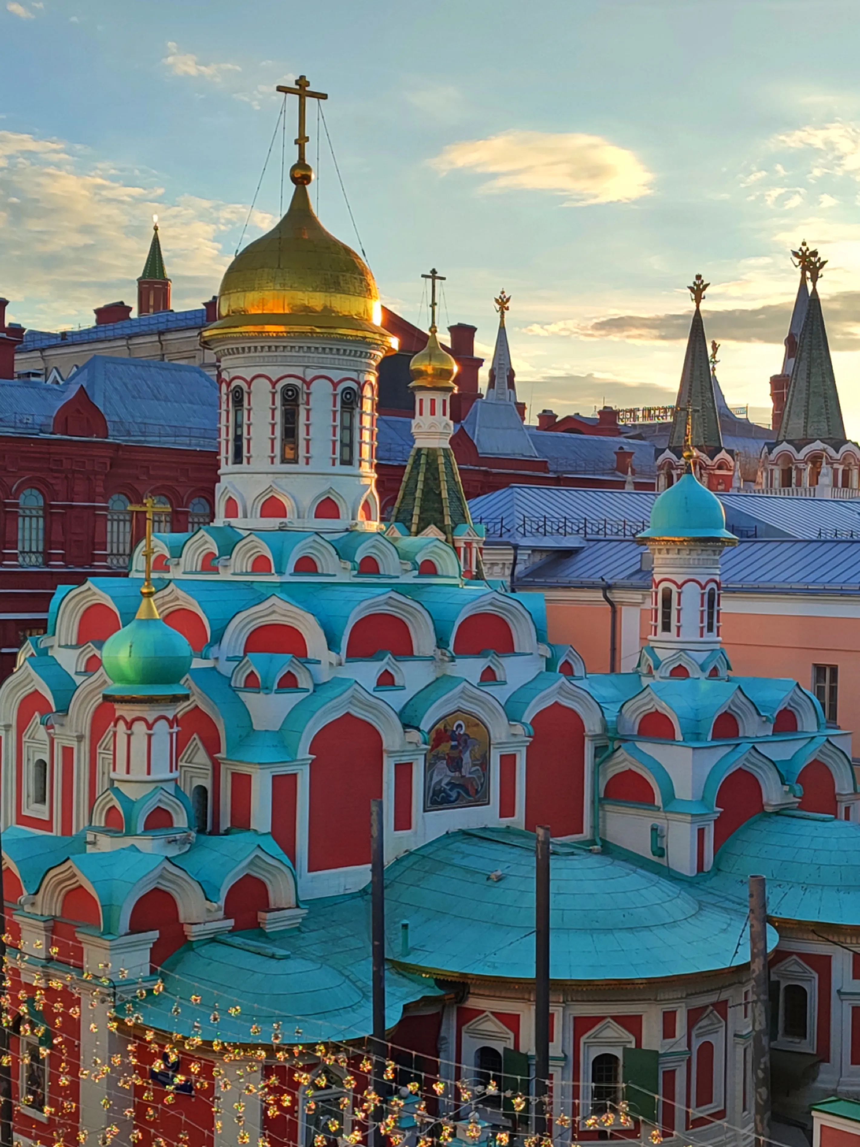 Купола и красные звезды — гармония современного мира