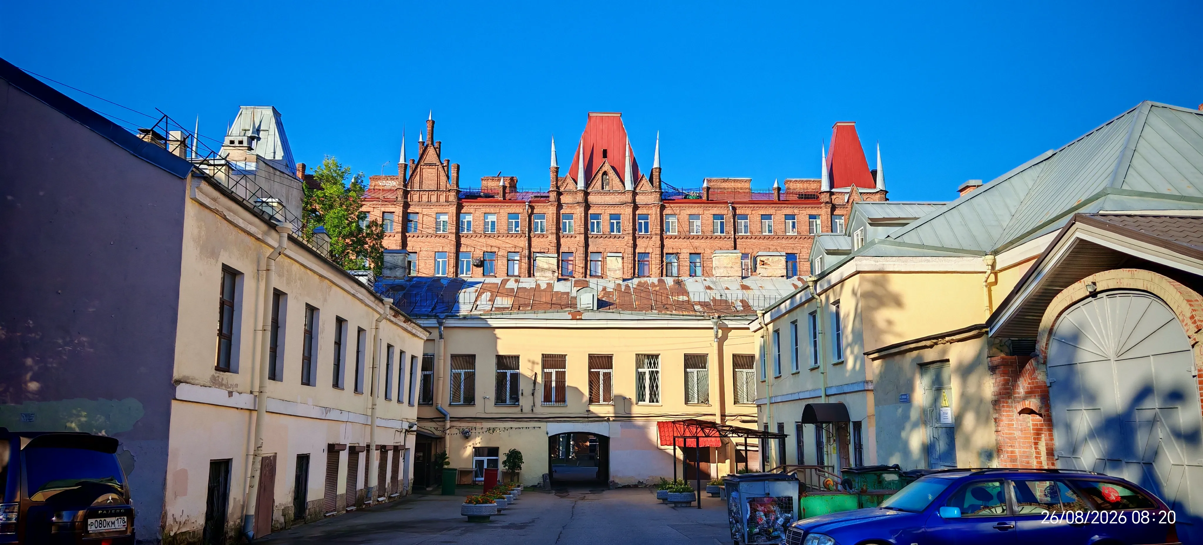 Замок в городе...