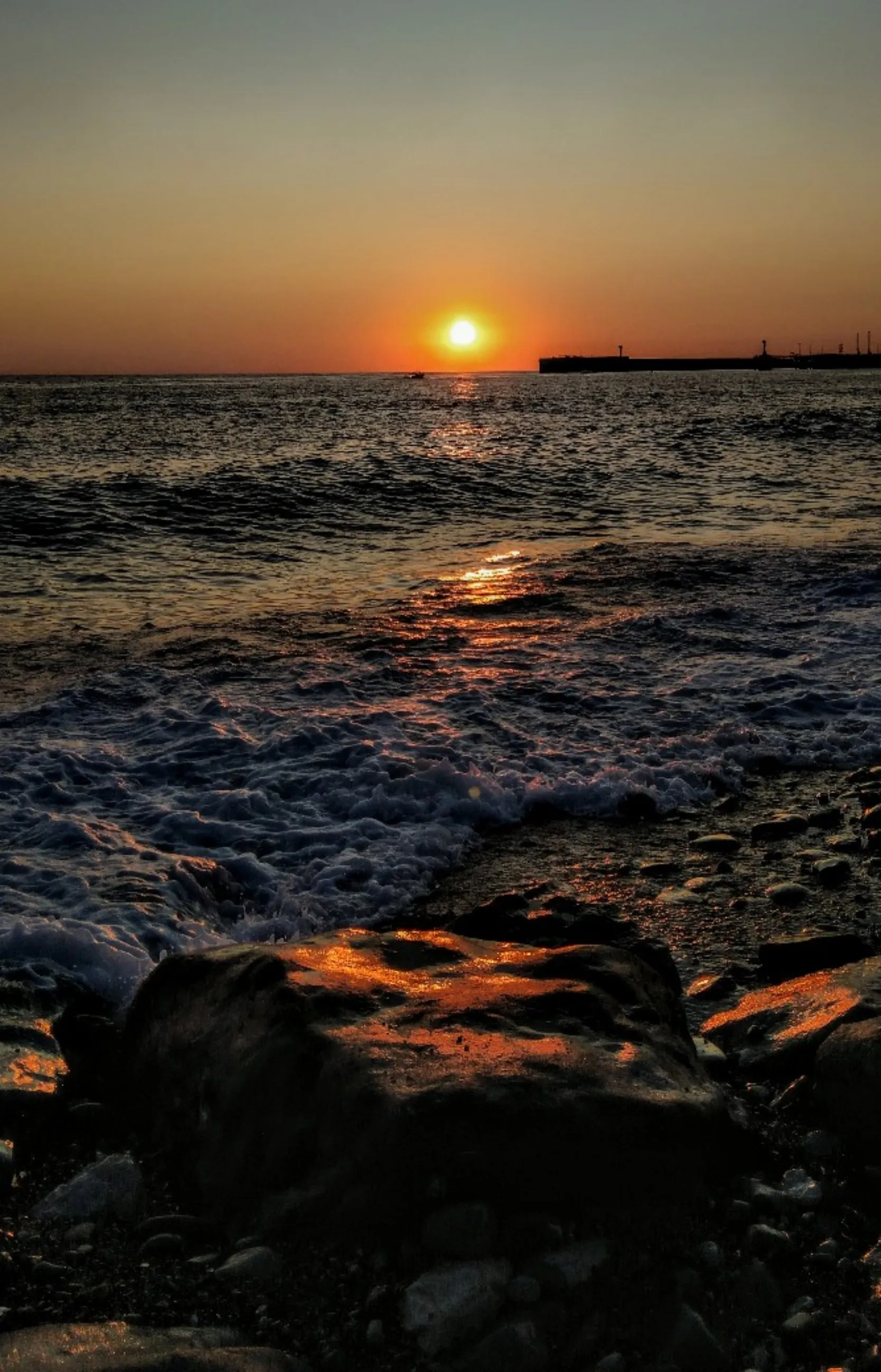 Чёрное море в лучах заката