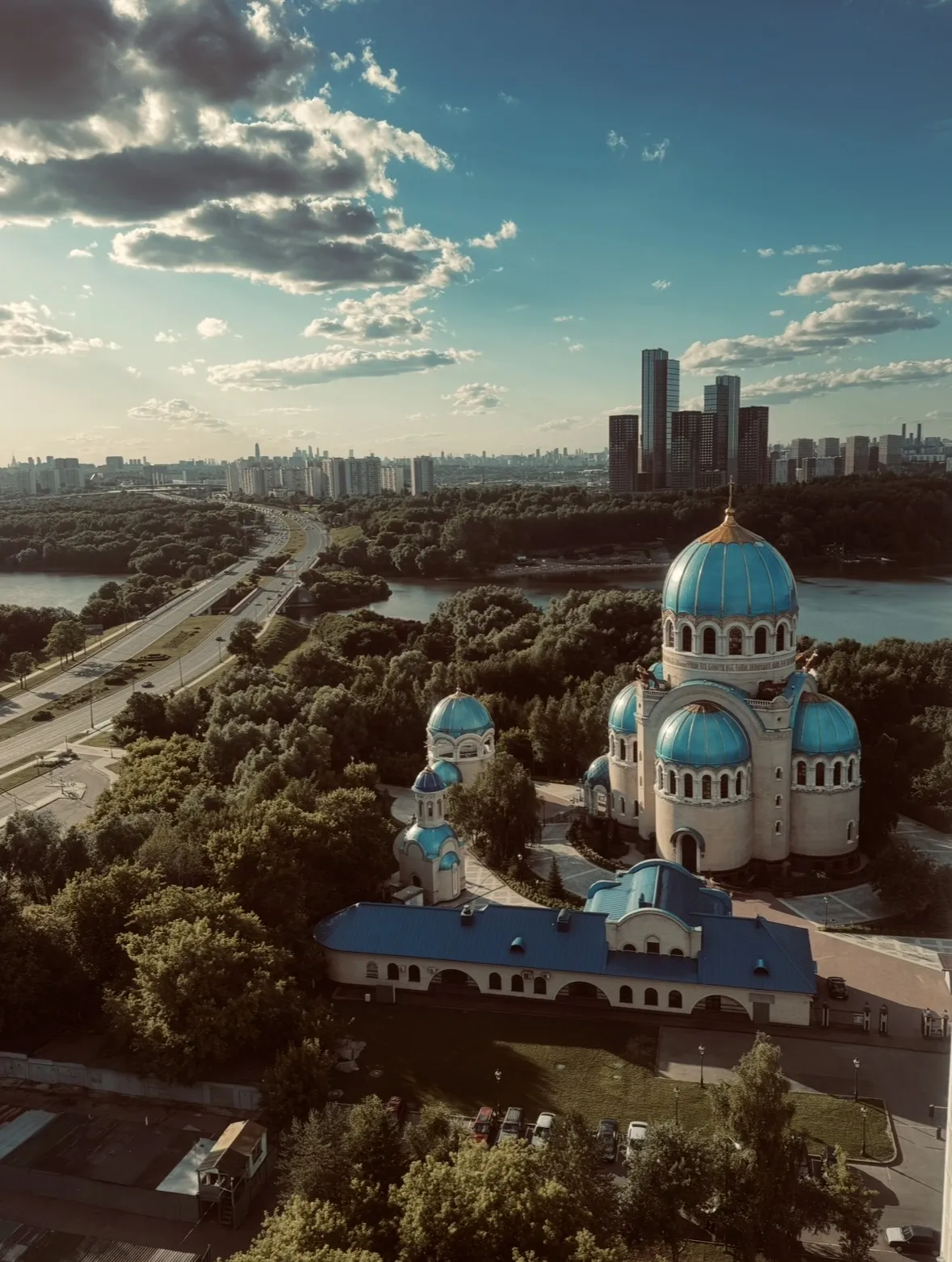 «Между небом и городом»