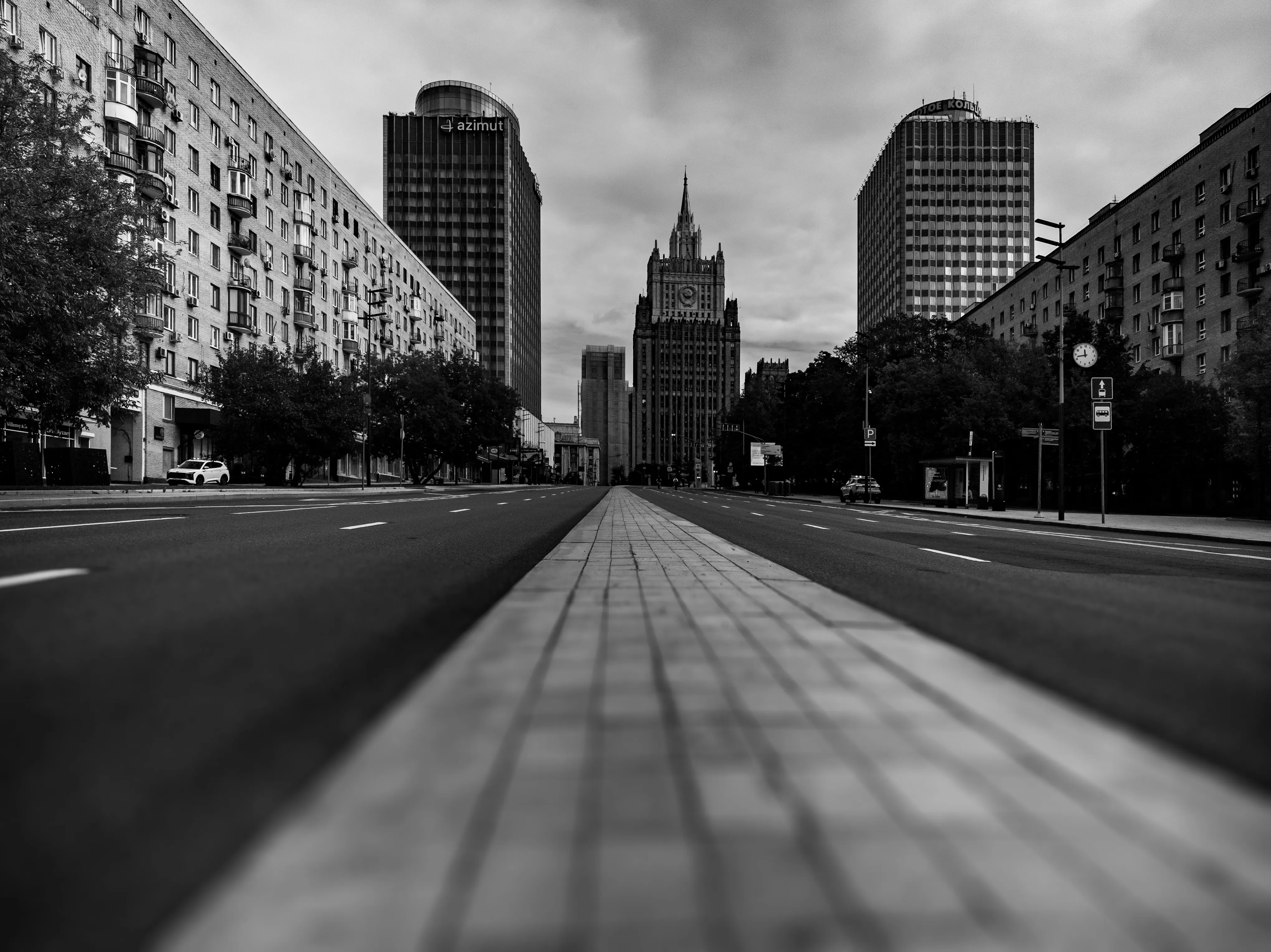 МИД. Серый осенний день.