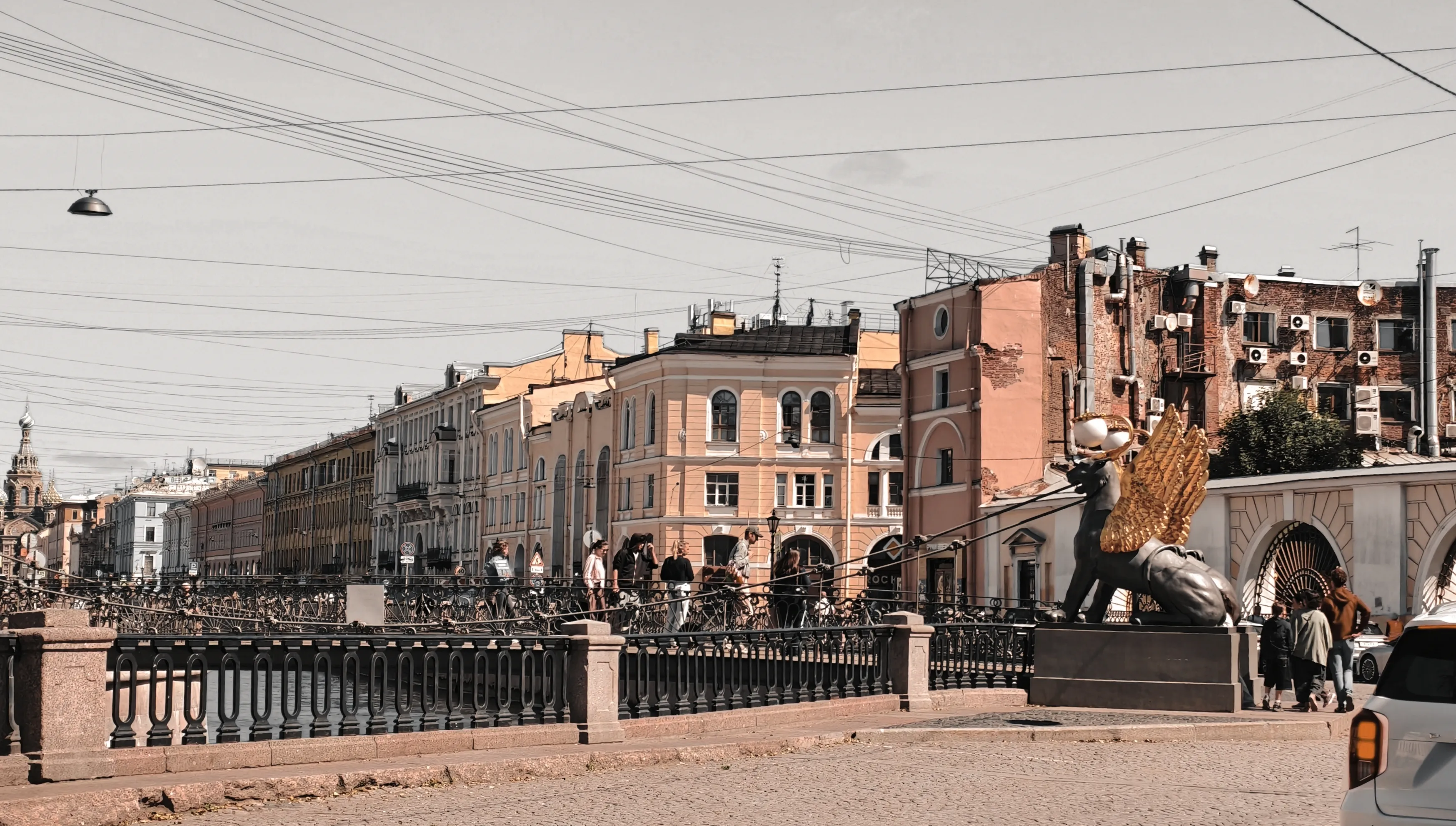 Август