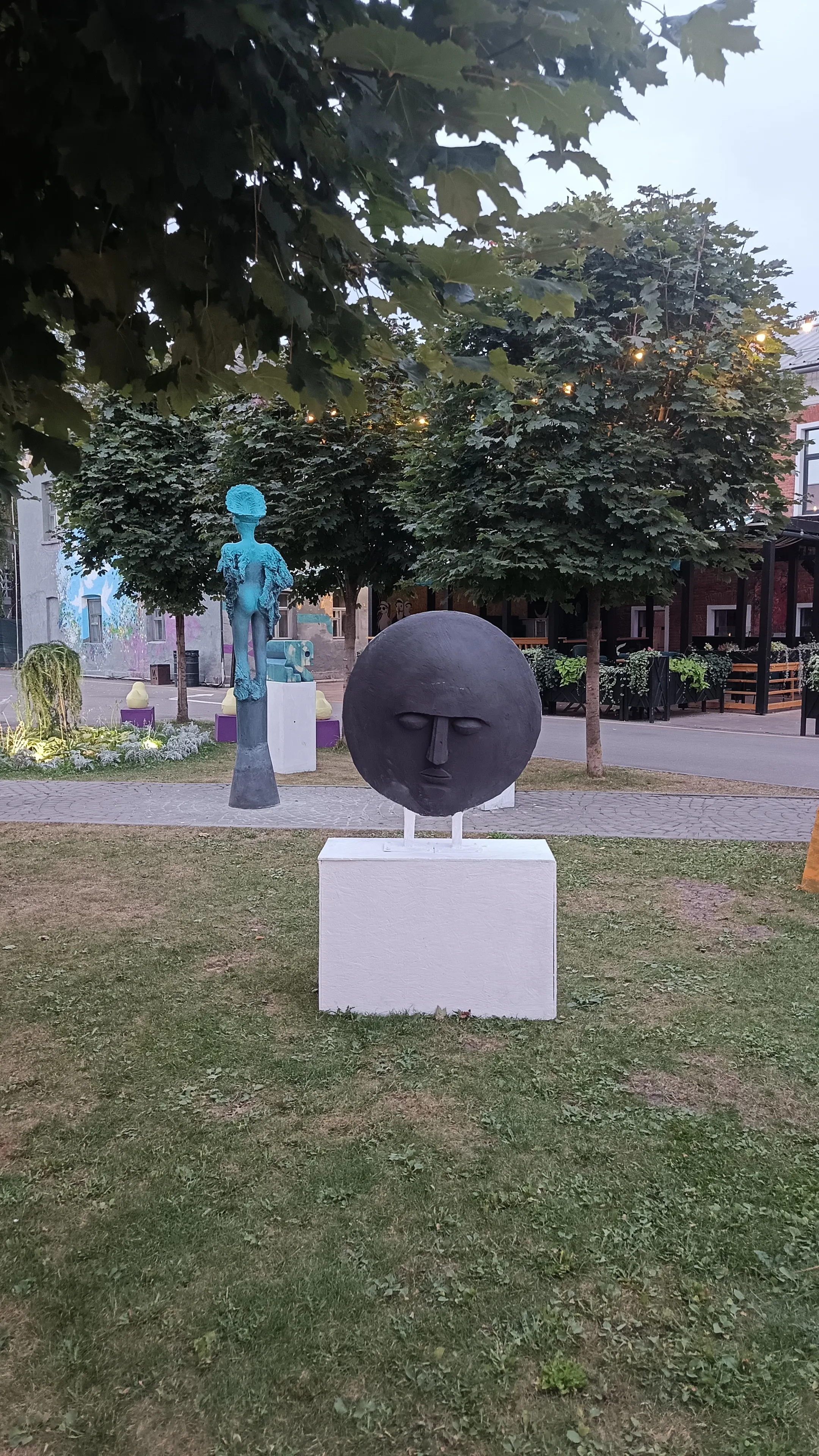 Сзади видно