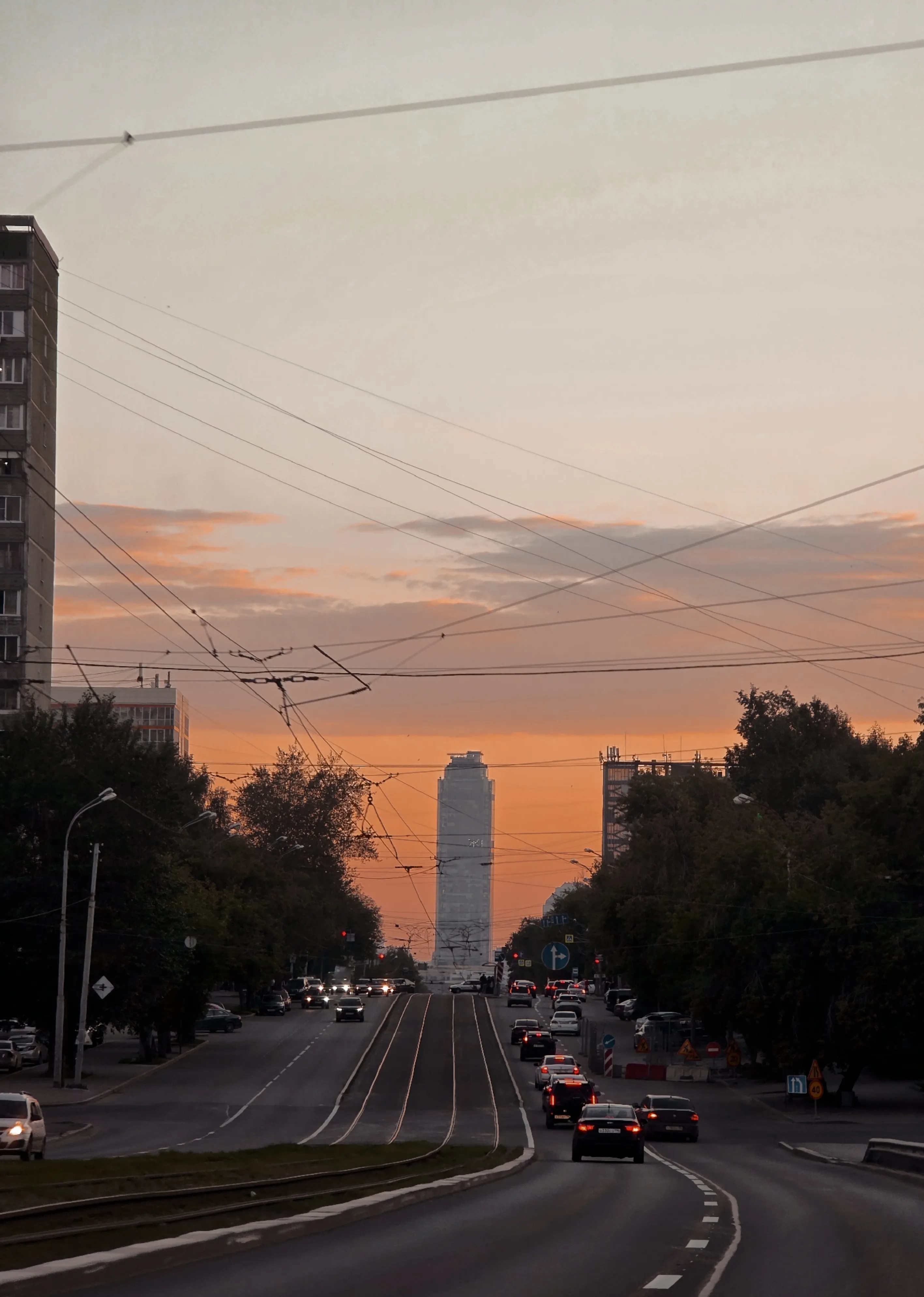 вечер окутывает город