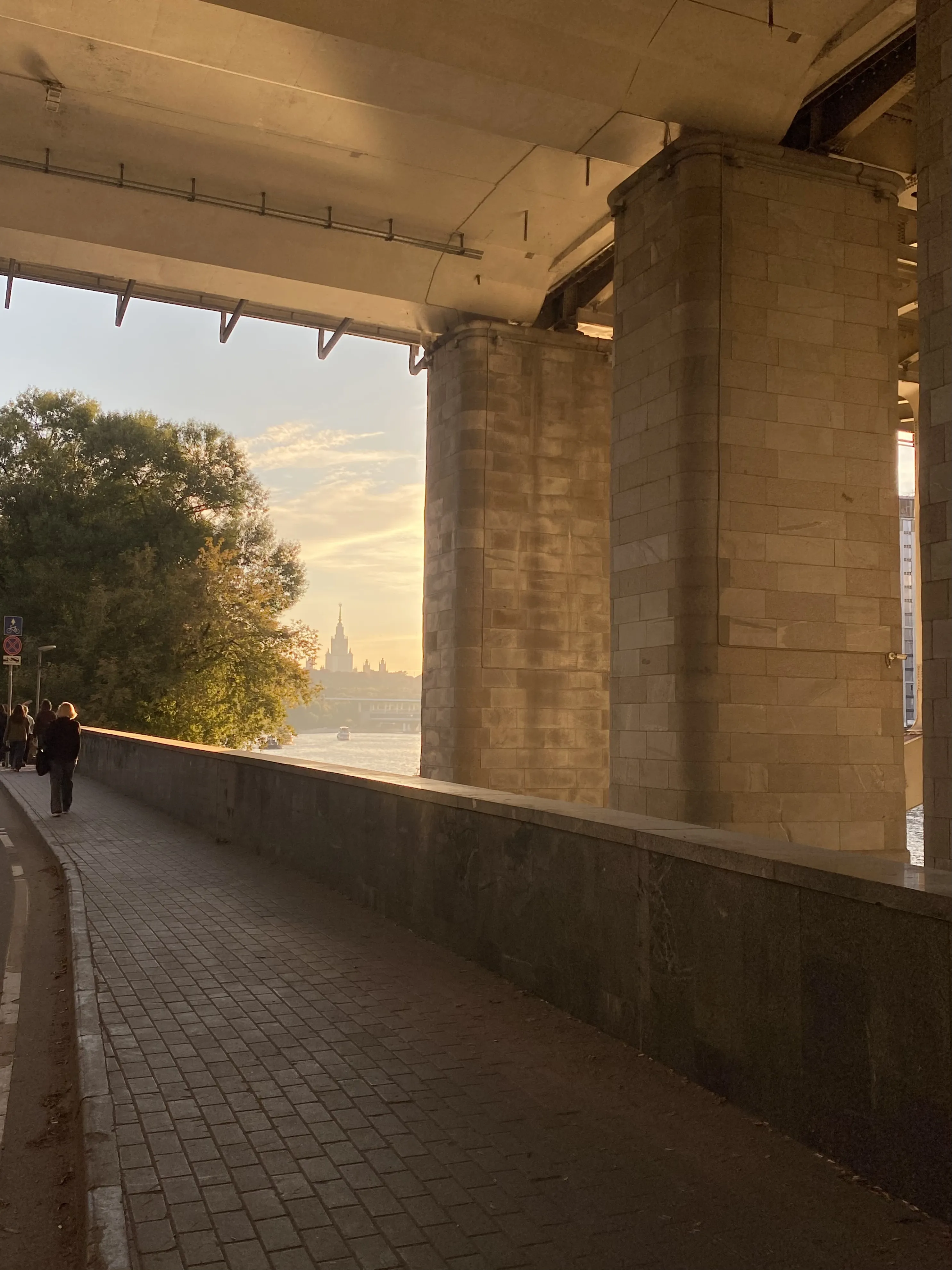 Под мостом