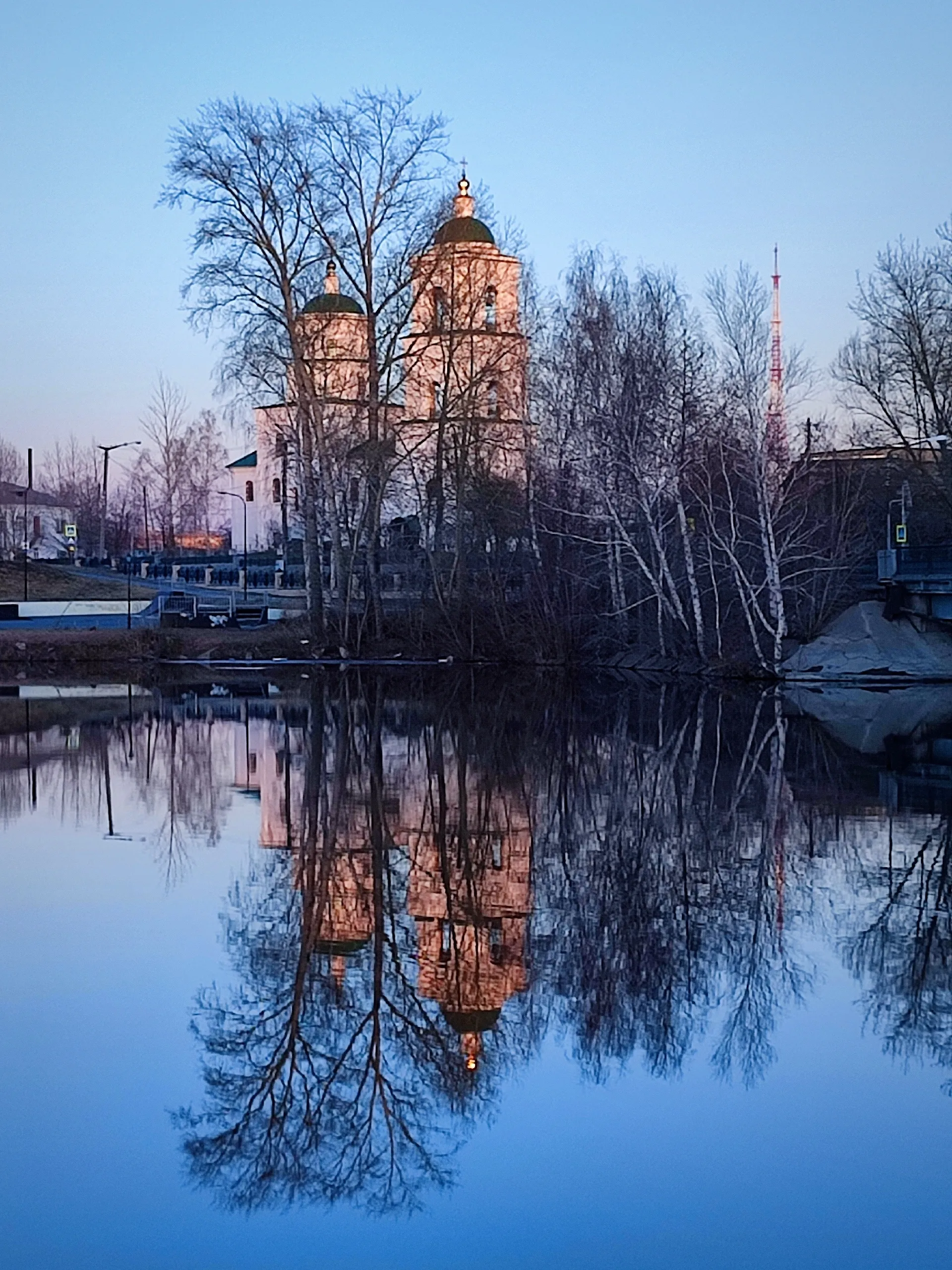 Храм в осени