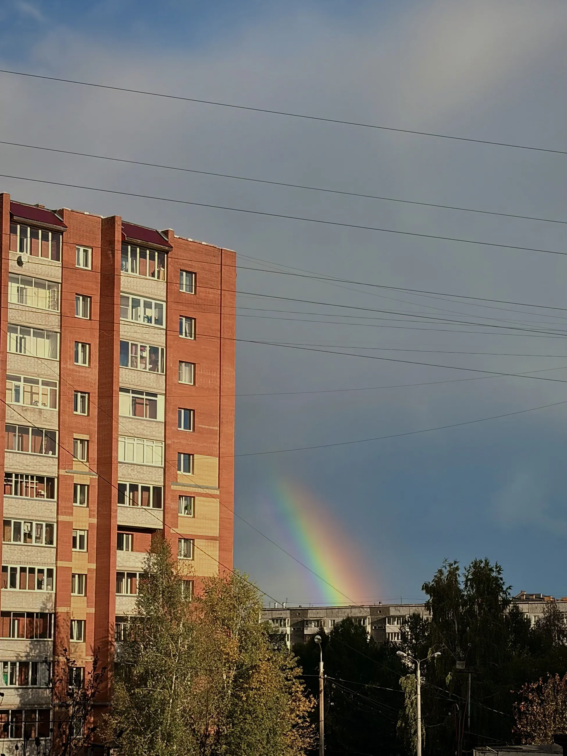указывает на дом