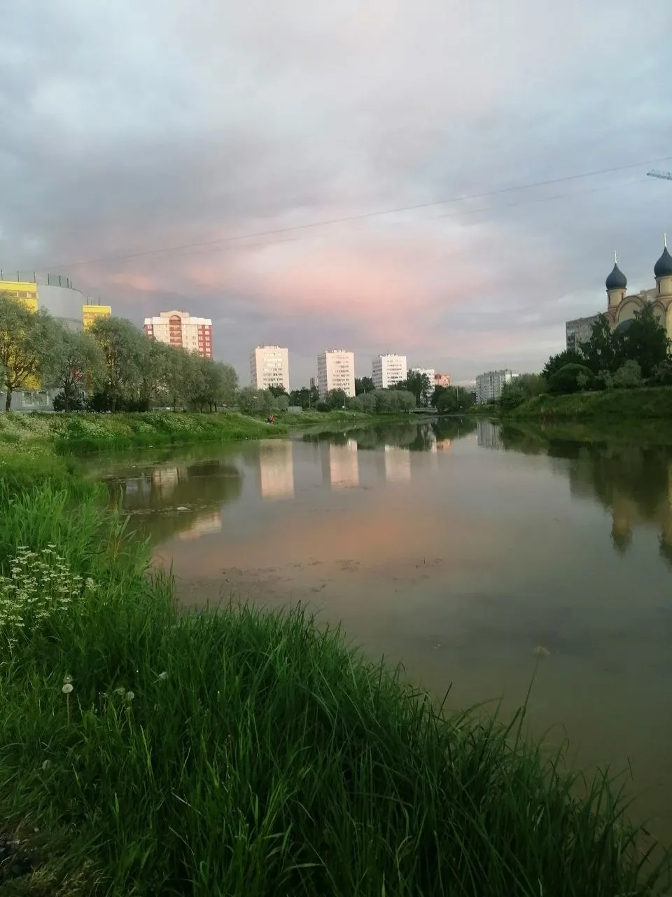 А над городом плывут облака
