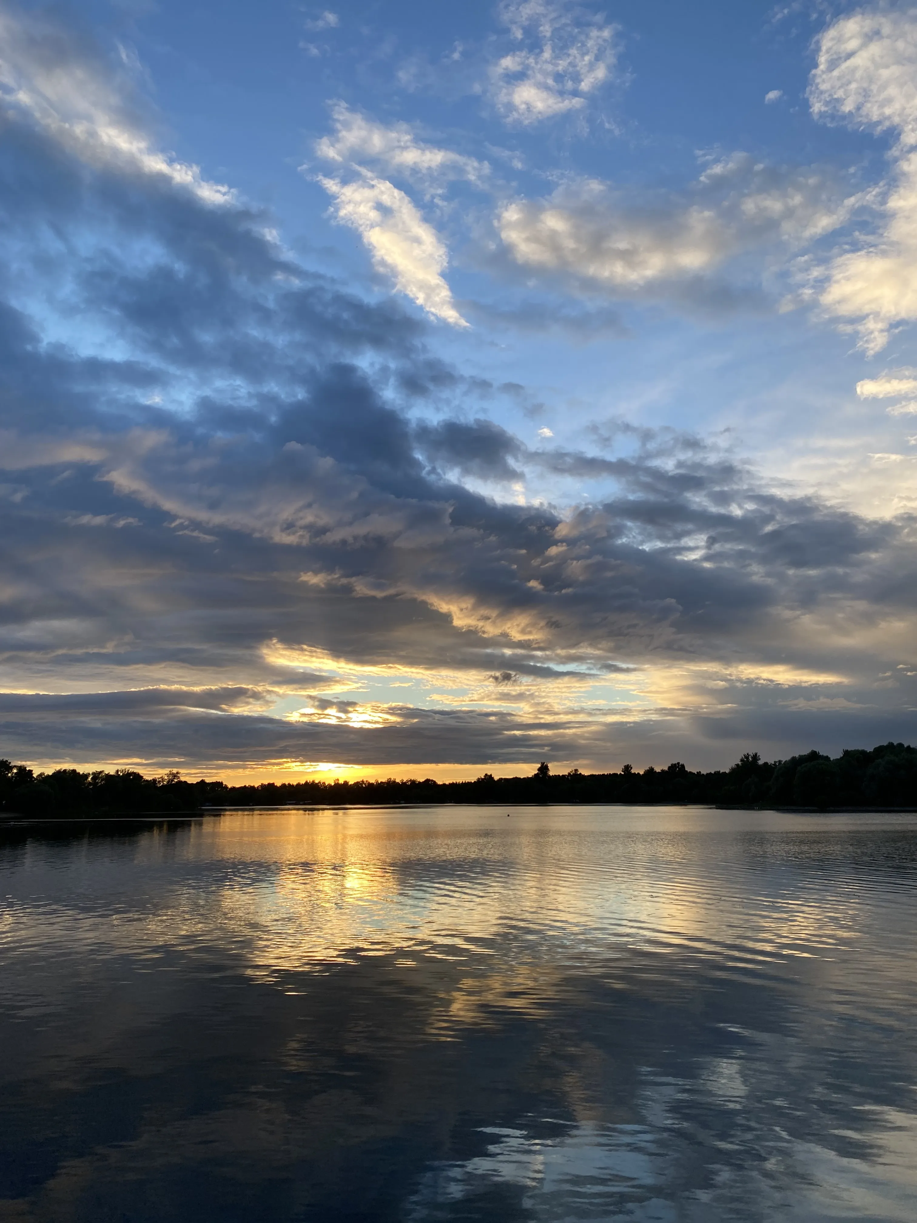 Золотой закат над водой