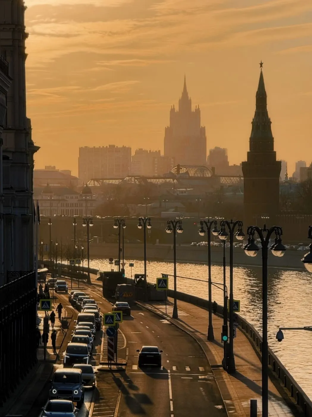 Набережная в золоте