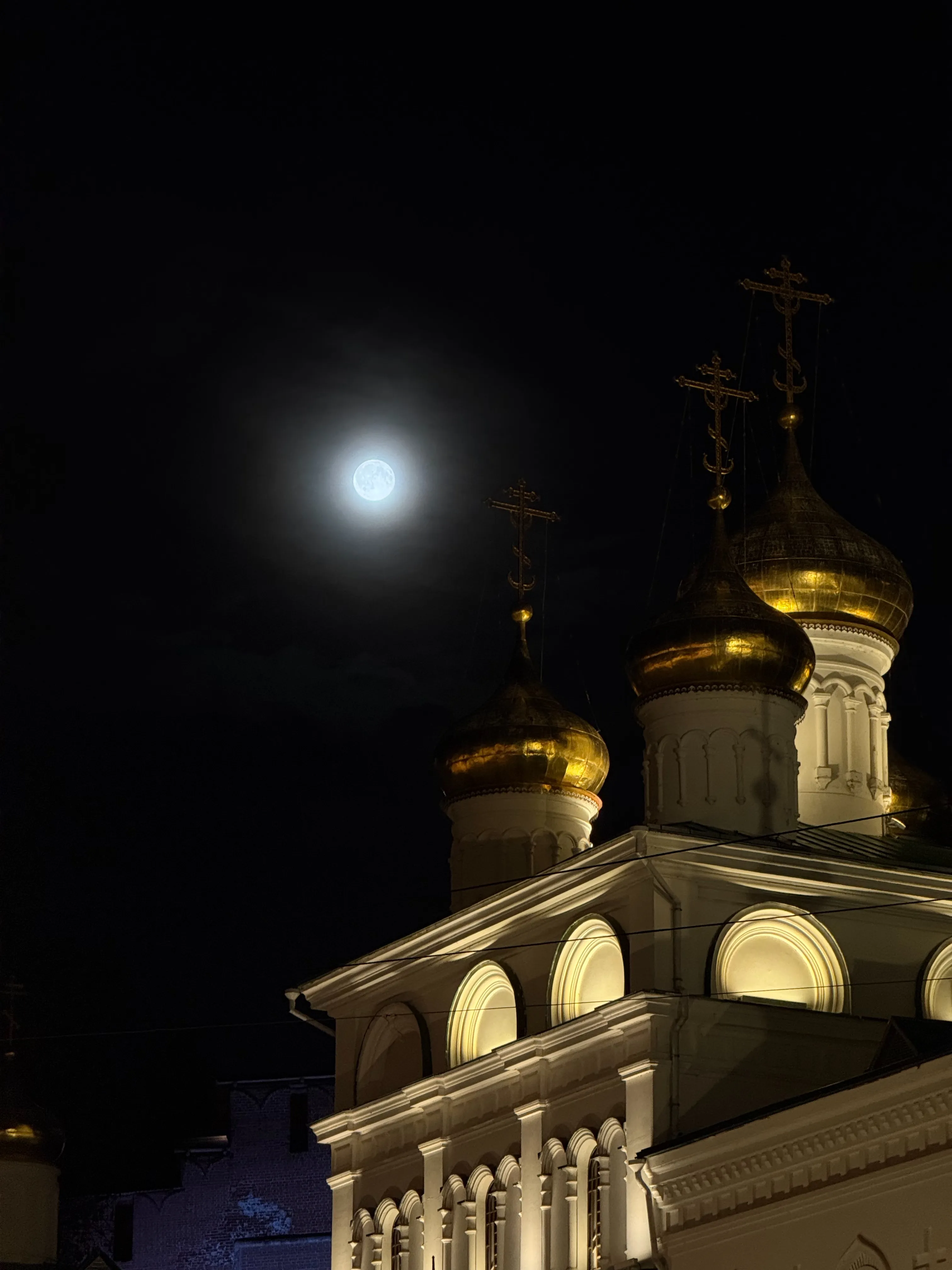 Полная луна над храмом