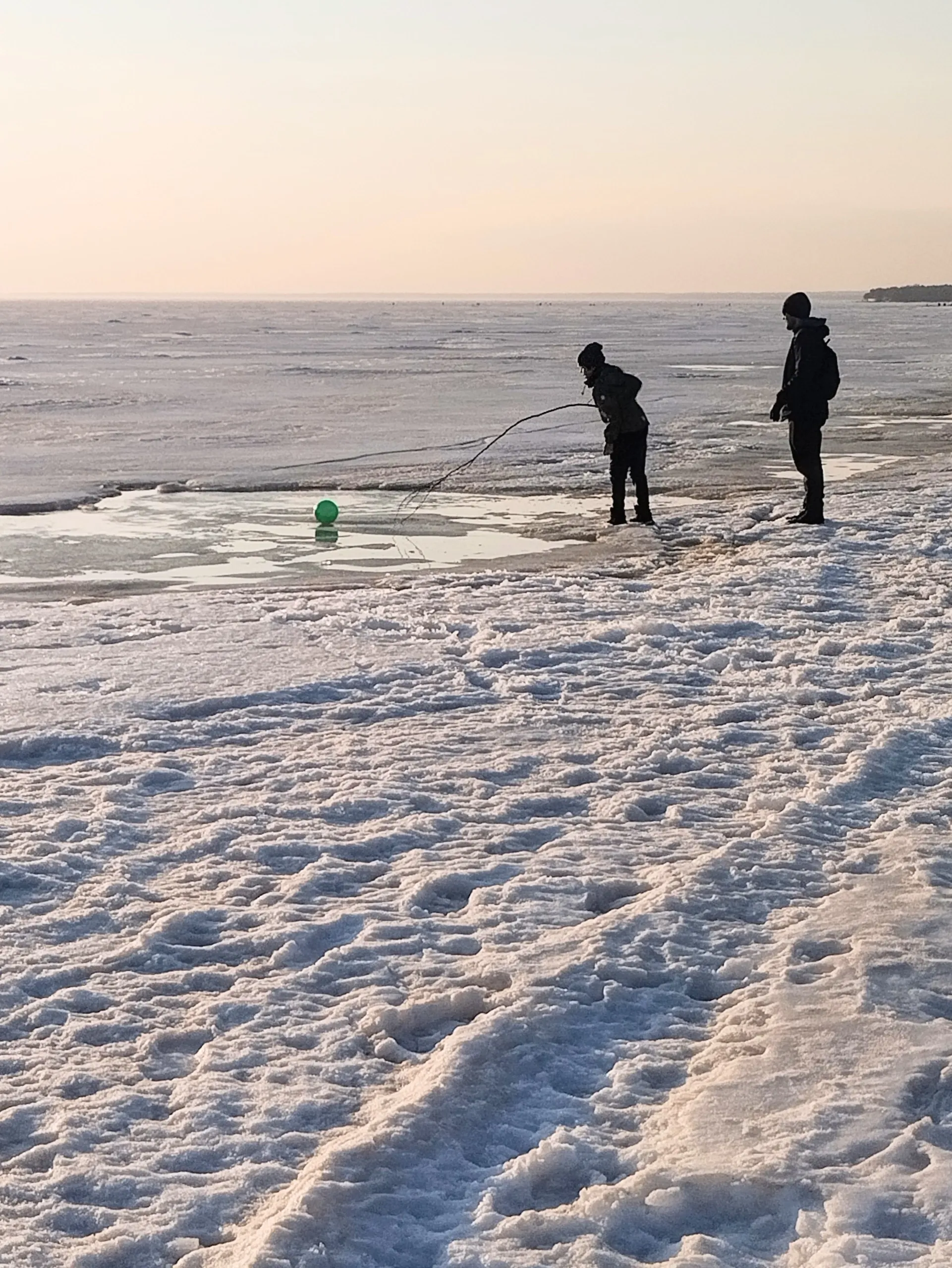 Уронили в море мячик