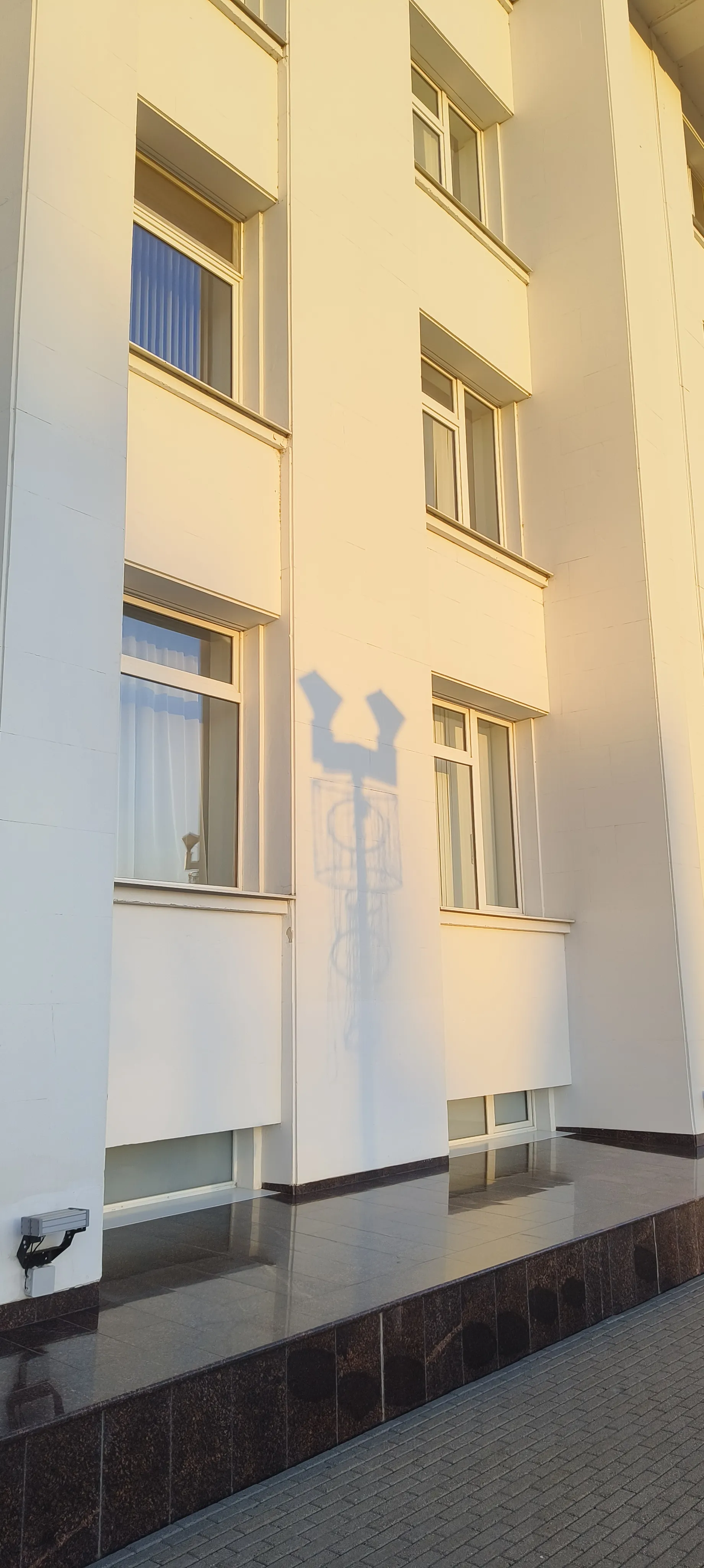 И тень и нет