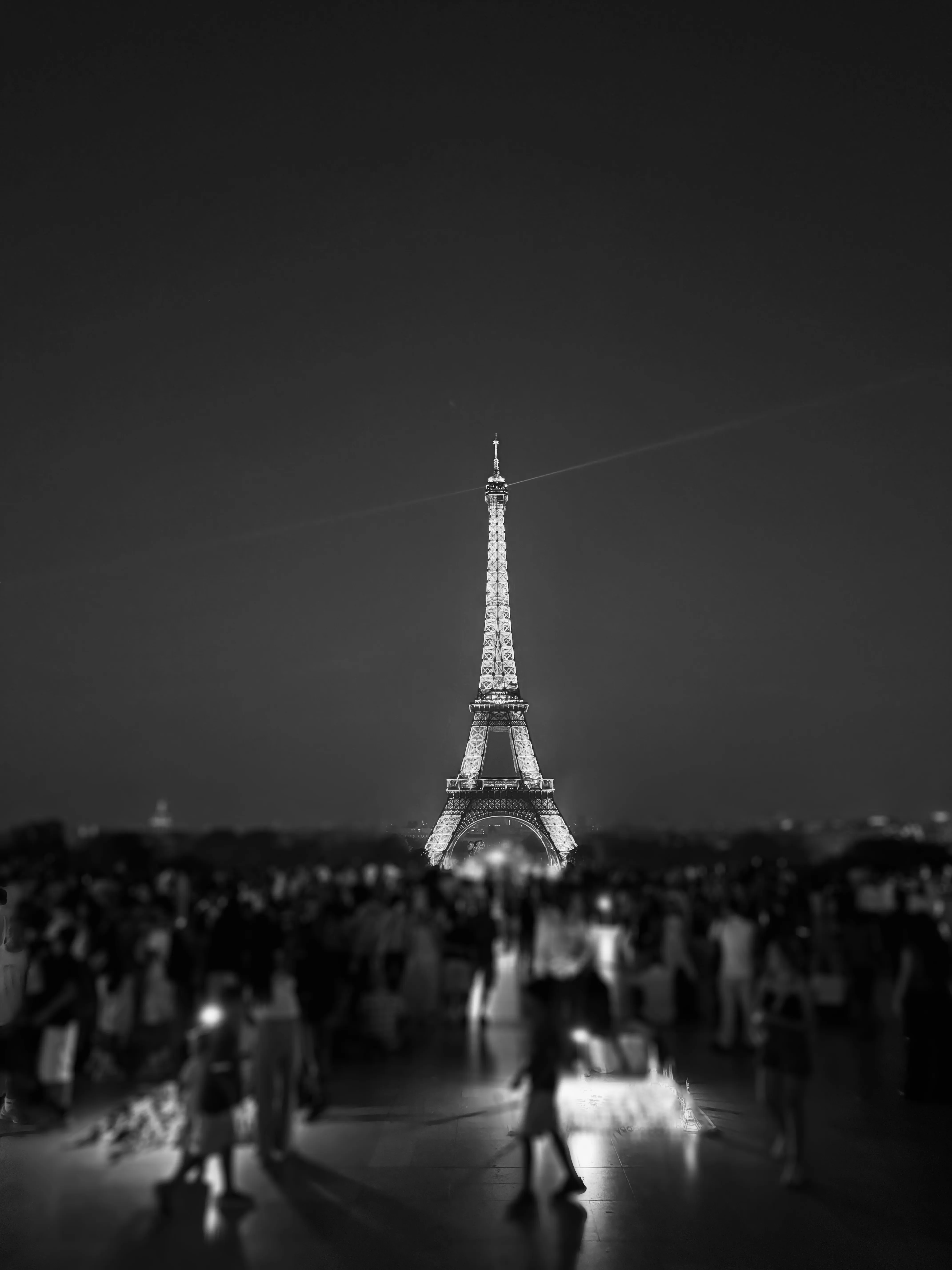 Elle est à Paris