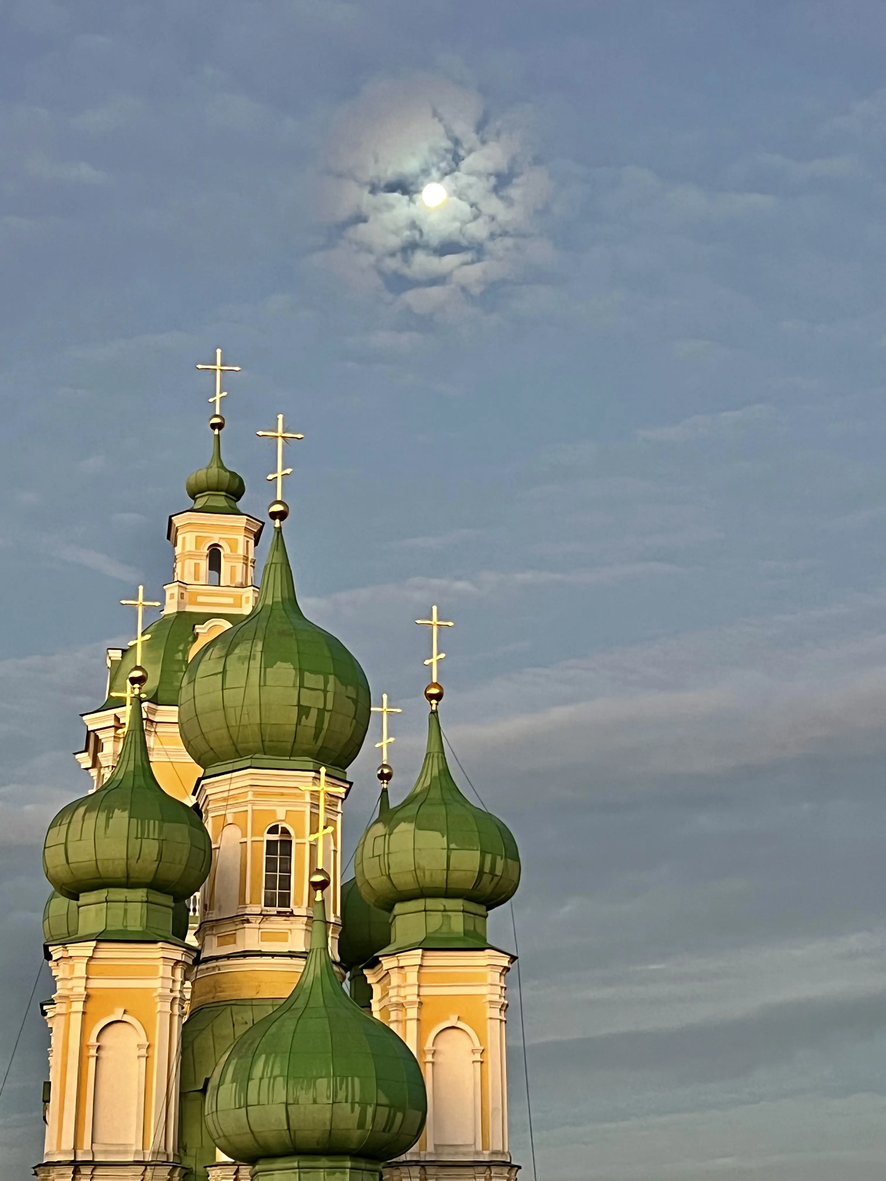 Лунный свет над куполами