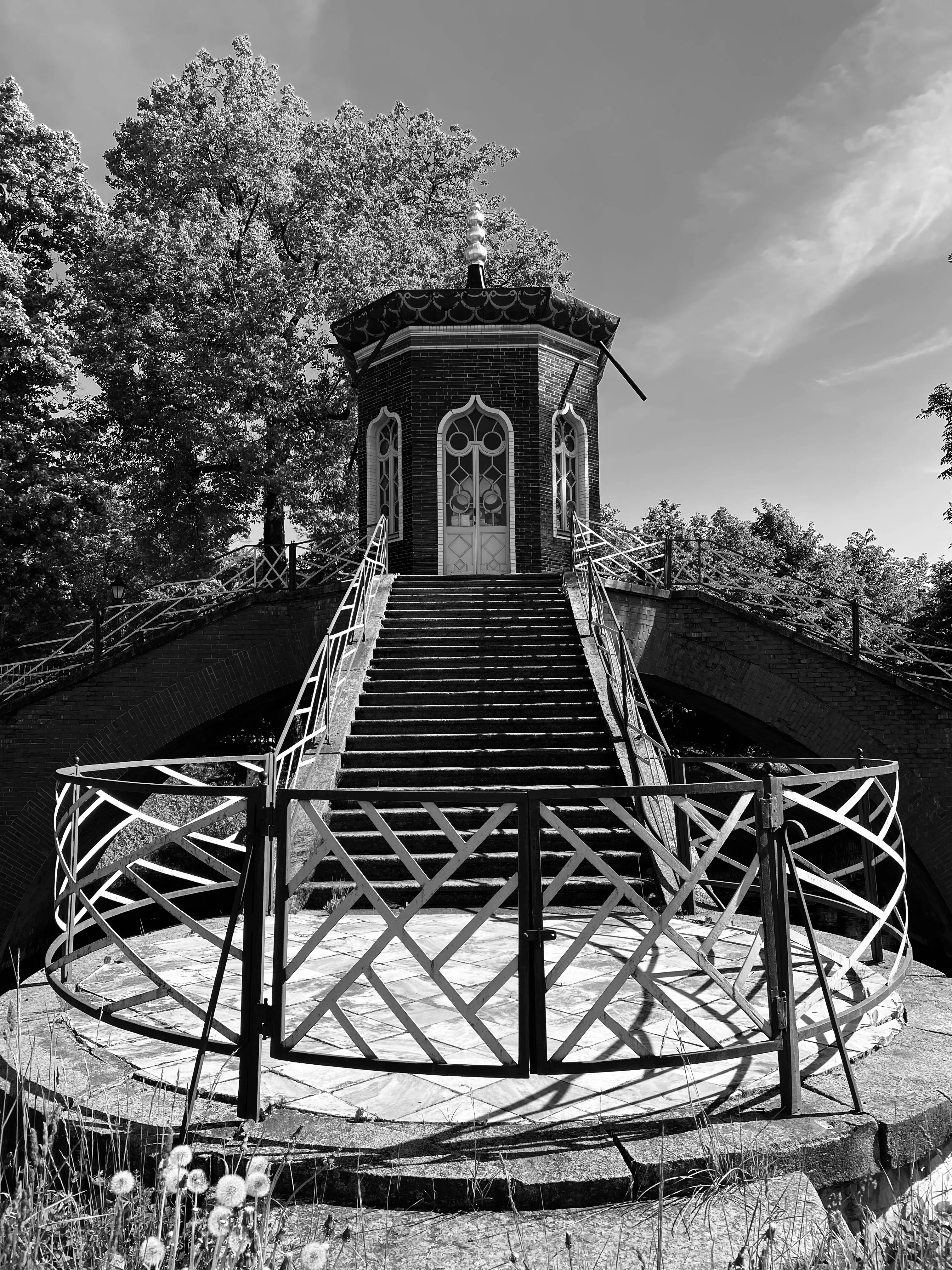 Симметрия в черно-белых тонах