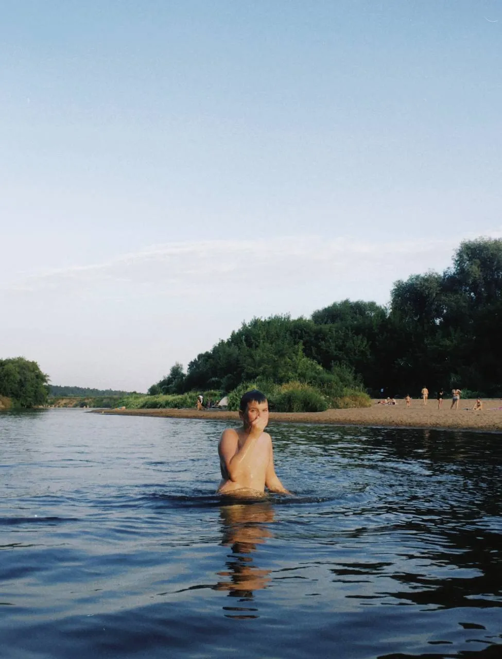 Купающийся парень в реке