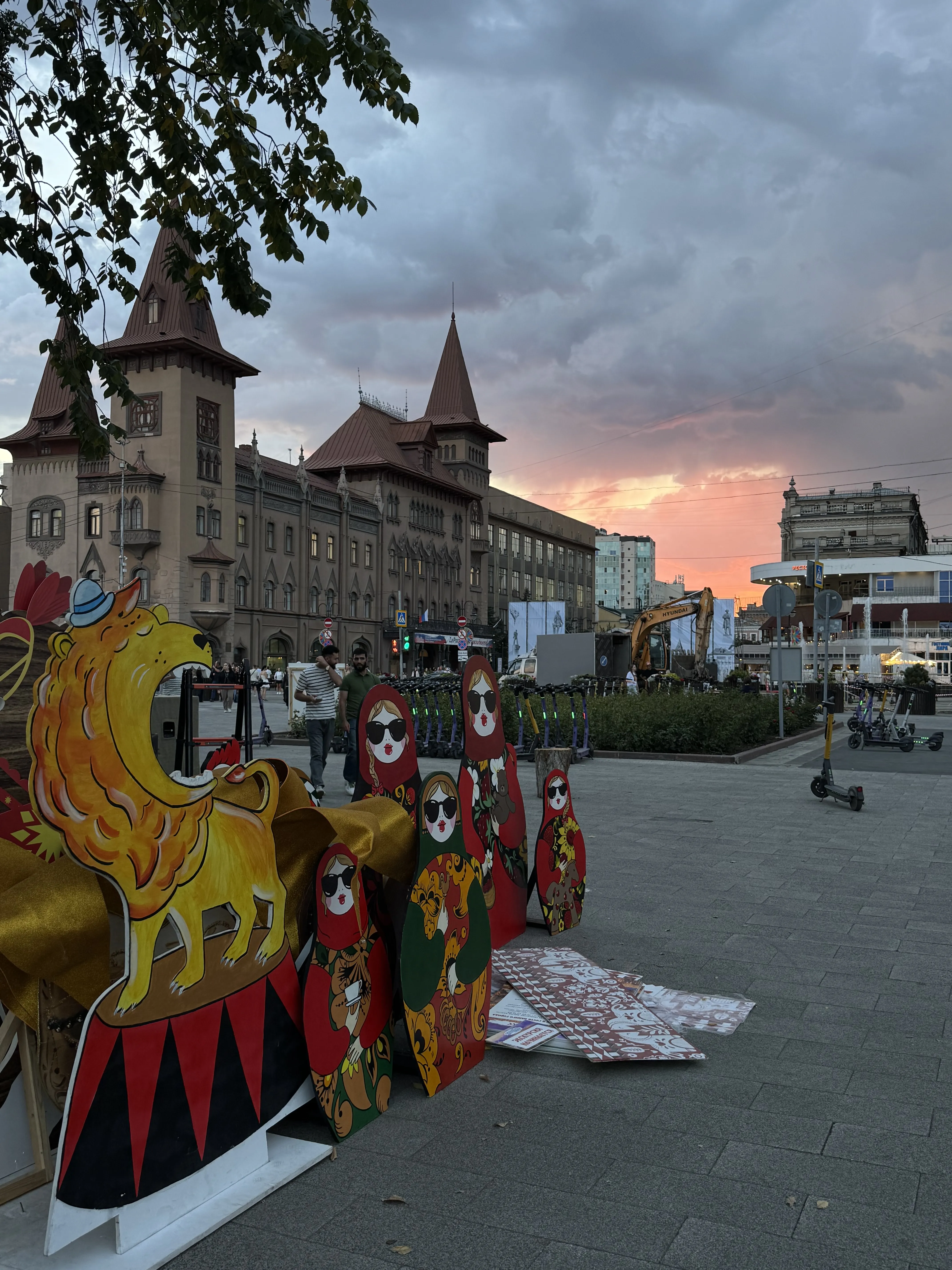 Стоят девчонки, стоят в сторонке