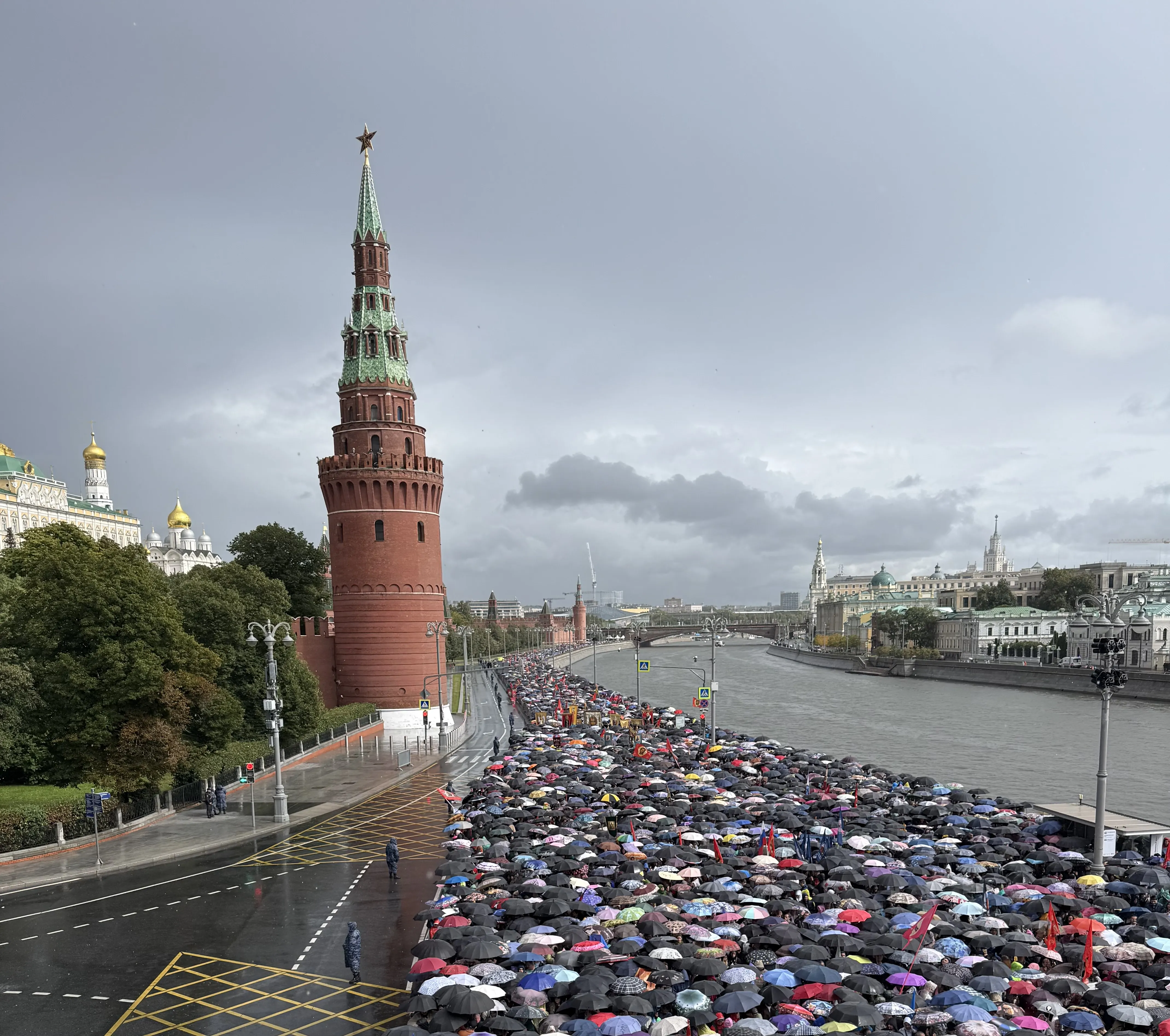 Москва. Дождь. Паломники.